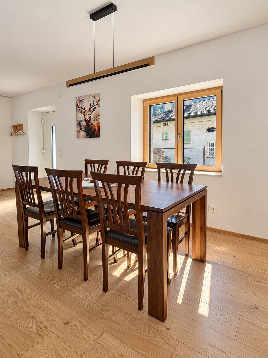 Tavolo da pranzo per sei con vista sul paese